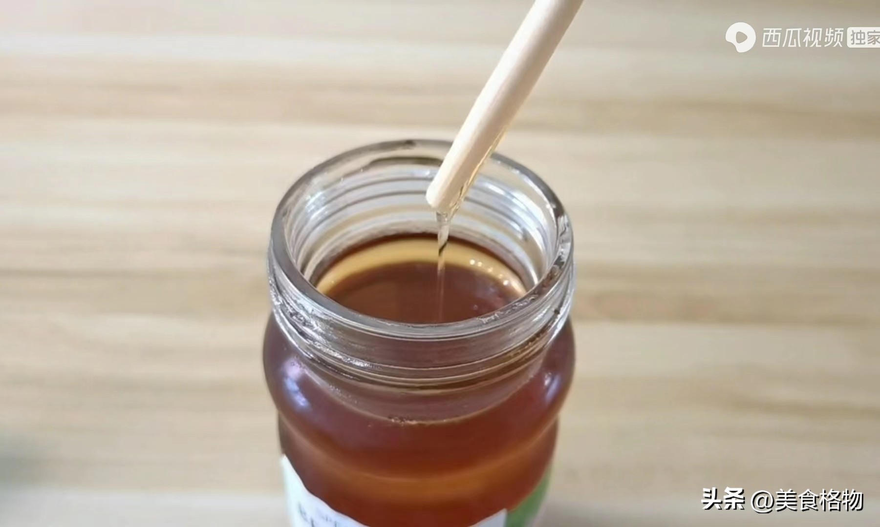 蜂蜜真假辨别方法养蜂人视频,猪油一样的蜂蜜怎么辨别真假