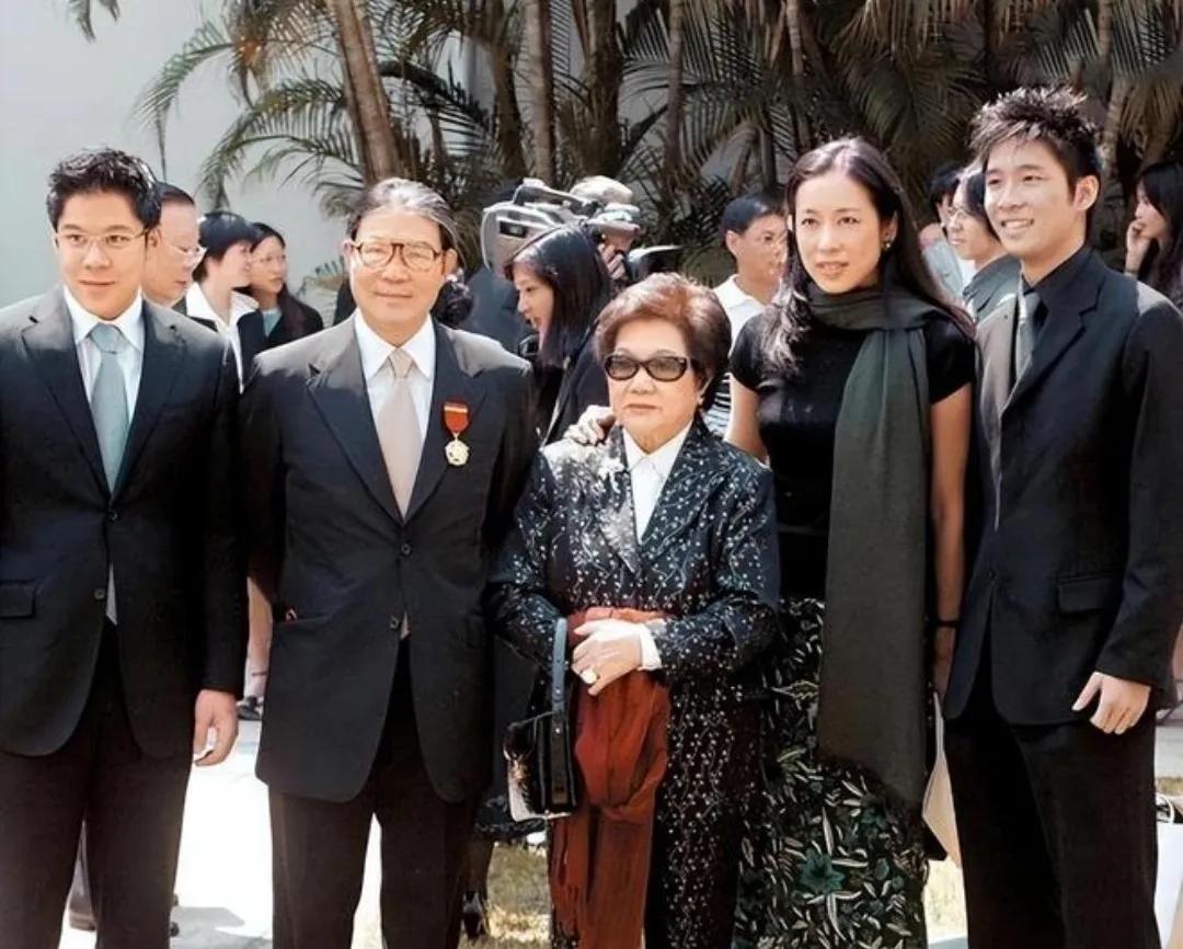 霍启刚晒郭晶晶裁判照大秀恩爱,霍启刚晒中国队大合照