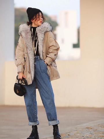 难怪女人们都不爱穿大衣了，今年流行“派克服”，气质保暖还时髦