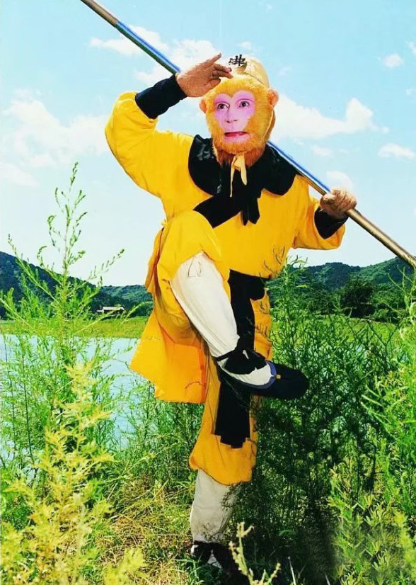 六小龄童和妻子一起出演西游记,六小龄童拍西游记和谁谈恋爱