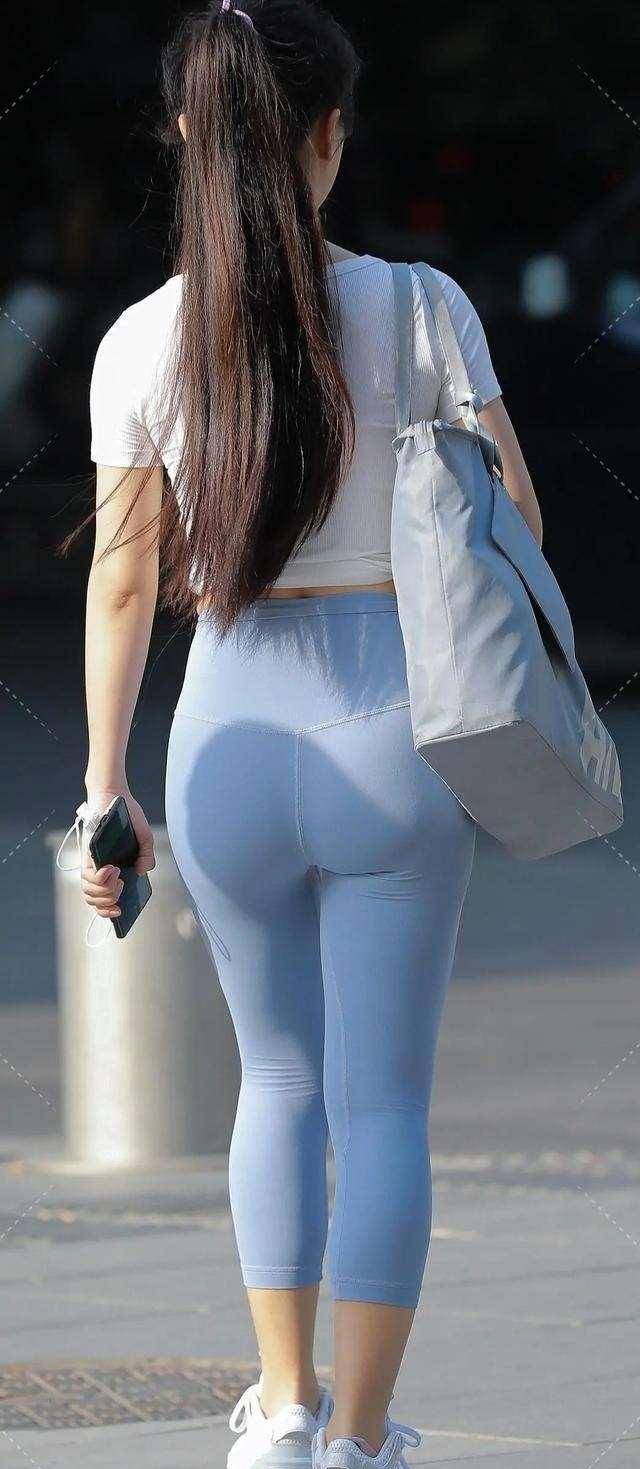 白色紧身圆领上衣搭配蓝色高腰紧身时尚裤，彰显个性和身材