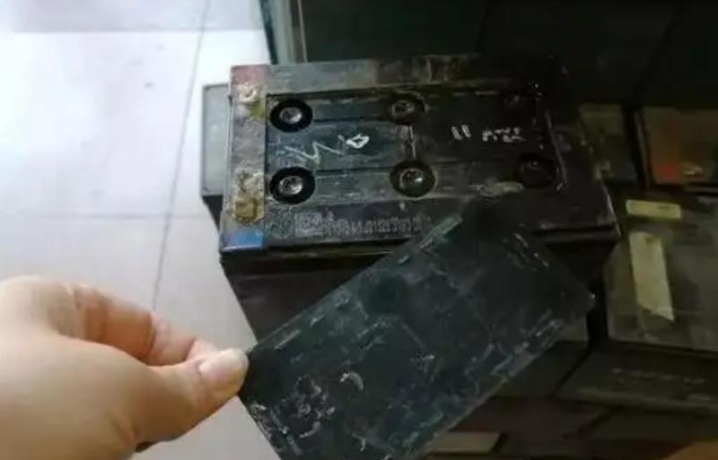 电动车电满了就是开不了怎么回事,电动车插电显示满电是哪里问题