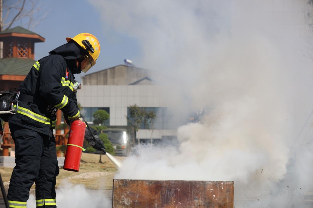 湖北孝感：硬核“实验打假”，传授辨别假冒伪劣消防产品方法