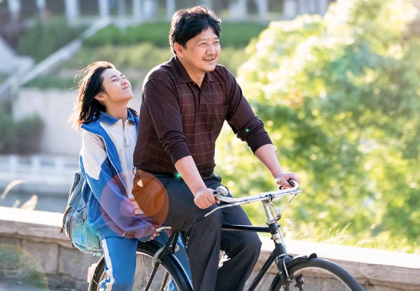 女孩发现被偷拍勇敢出击,12岁女孩被偷拍事件