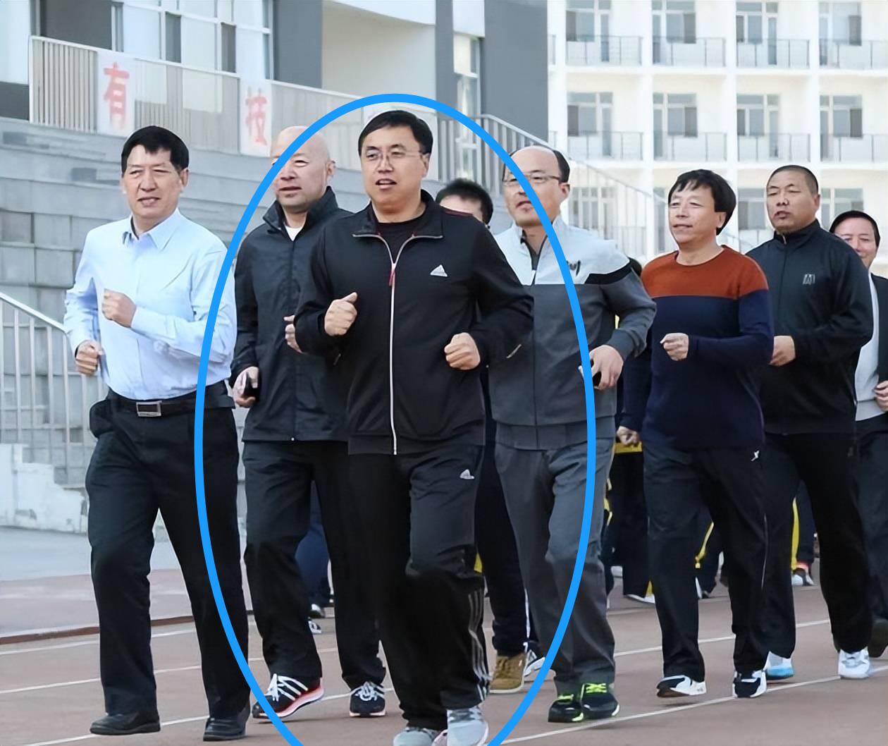 辽宁盘锦教育局吴局长,疑和老婆闺蜜偷情被捉,坠楼身亡