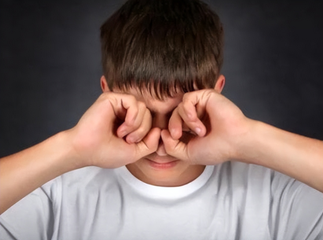 激光手术治近视眼后遗症老年,近视眼做飞秒激光有什么后遗症