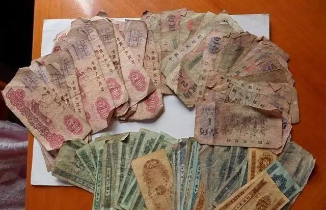 钱有破损可以存到存款机吗,钱用胶带粘在取款机里能存放吗