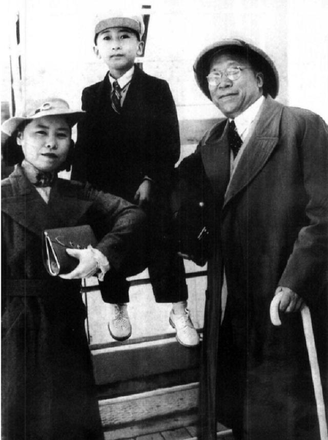 1949年，杨虎城死后3个月发现遗体，长子杨拯民扶柩，安葬在西安