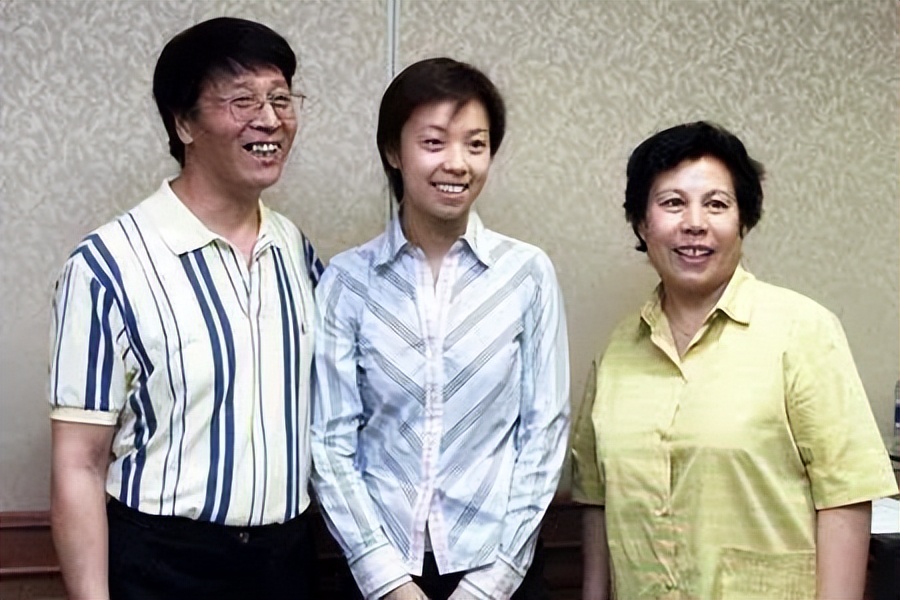 她是世界女乒第一人，大20岁老公与袁立同居12年，转身把她宠上天