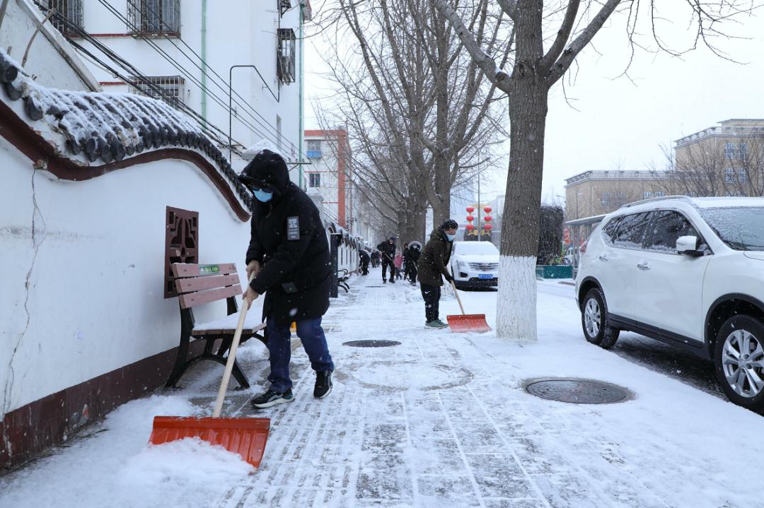 铲冰除雪青年文明号在行动,铲冰除雪鏖战特大桥