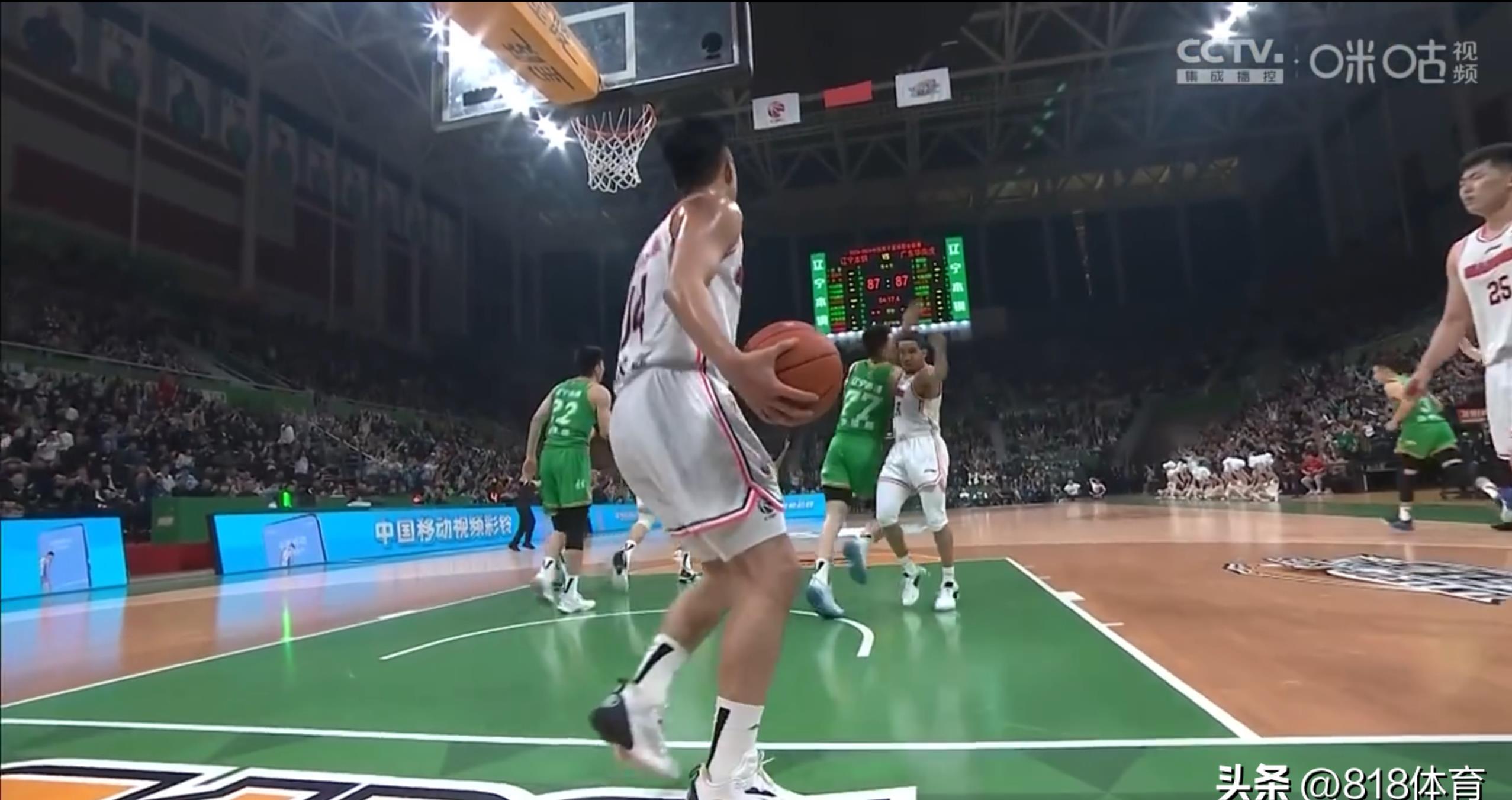 张镇麟劈扣吓坏,cba张镇麟垫脚裁判报告