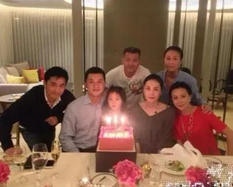 王菲谢霆锋唱难舍难分,王菲为什么那么多人喜欢她呢