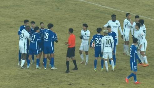 马宁对武磊亮红牌,马宁赛后出红牌