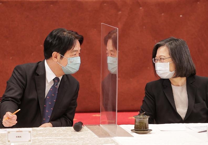 香港同胞进入台湾，怒撕带“国”字登记表：你算哪门子国家