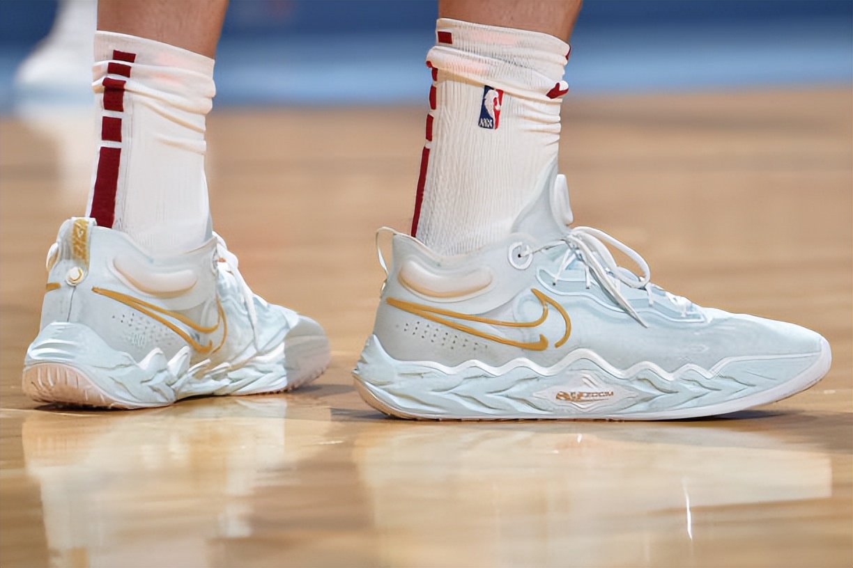 nba上脚欧文low3,凯里欧文上脚欧文五球员配色