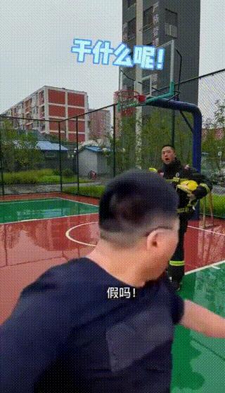 背景太假哥阿力木,假背景小伙