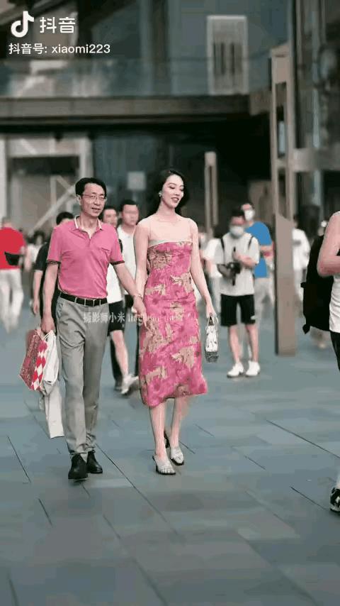 中石油胡总带情人成都街拍，免职被调查，情人更多成长史被扒出来