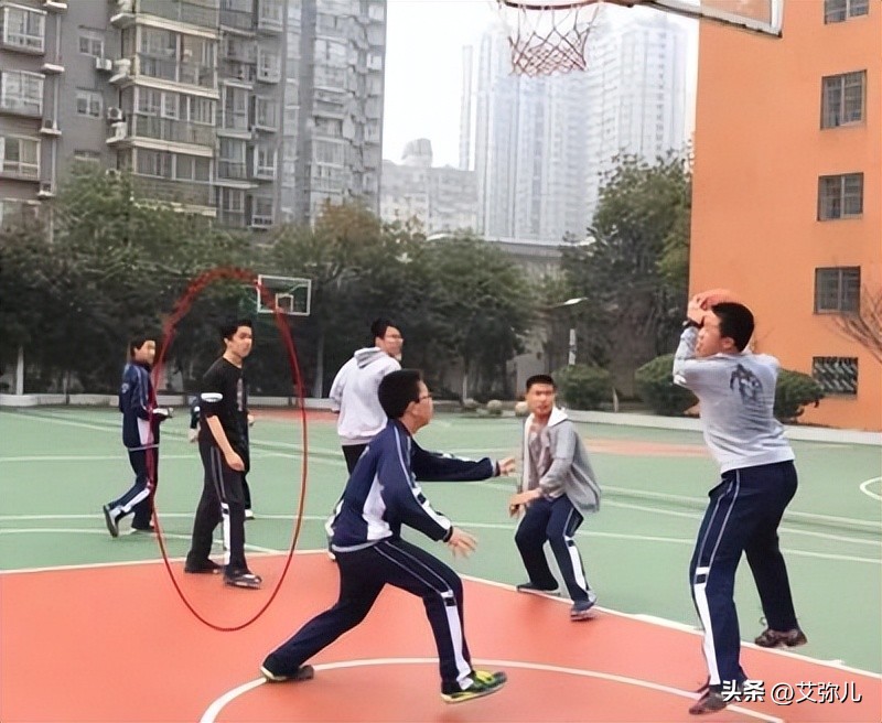 16岁少年救7岁男孩,篮球少年救人