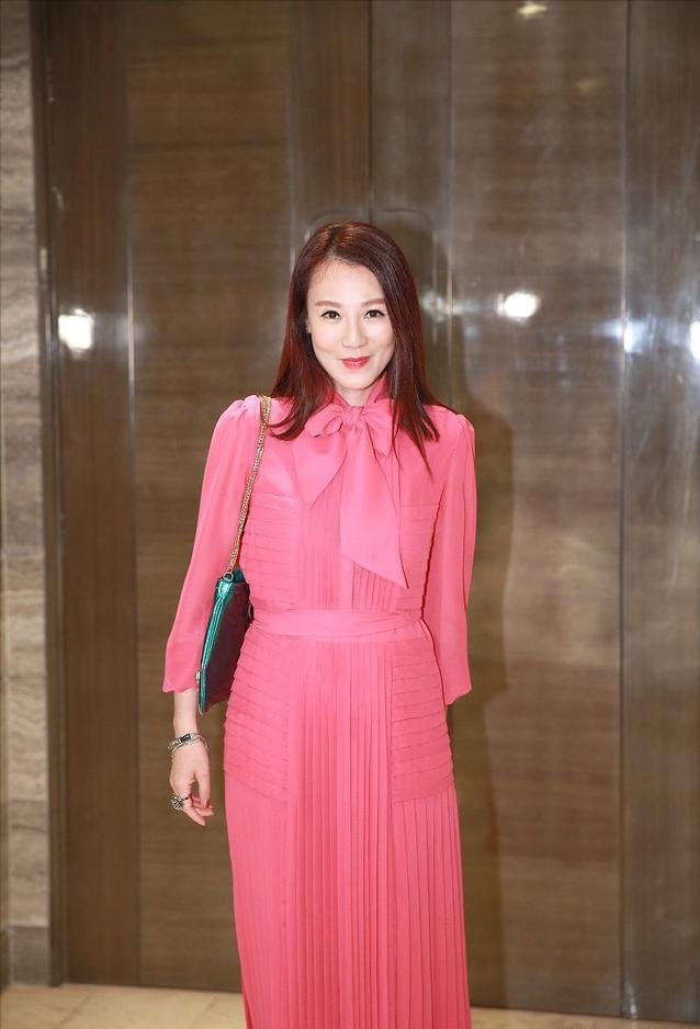 她7岁从天津到香港，是TVB“*用御***妇情**”，有小鲜肉追钱都花给父母