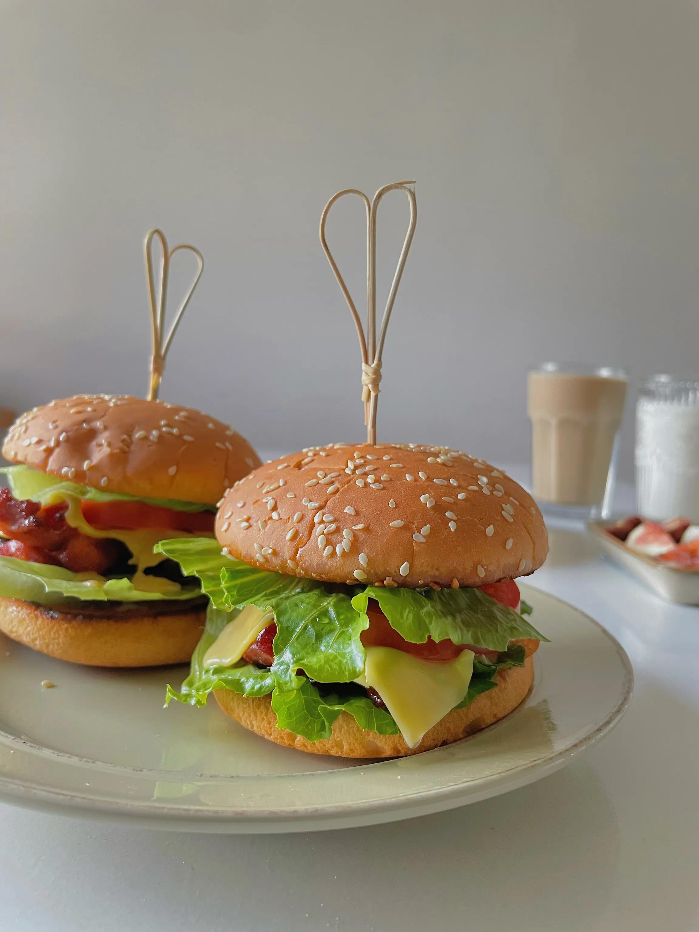 新奥尔良鸡腿堡的鸡腿肉鲜嫩多汁,一个不加酱的奥尔良鸡腿堡