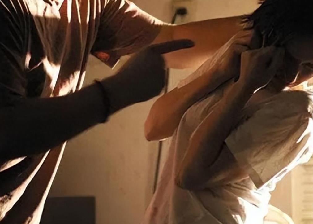 妻子忍受不了家暴最终选择了反抗,妻子忍受不了丈夫的家暴开始反击