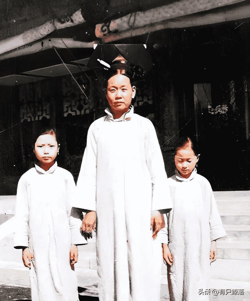 高清老照片：旗人格格大腿岔开豪放洗衣，地主三妻四妾不输女明星