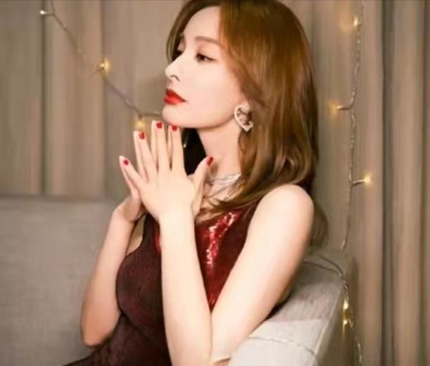 吴昕惊艳亮片吊带裙,吴昕红色抹胸裙搭配