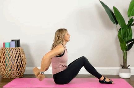 小肚子突出练哪个瑜伽动作,让肚子成为马甲线的瑜伽动作