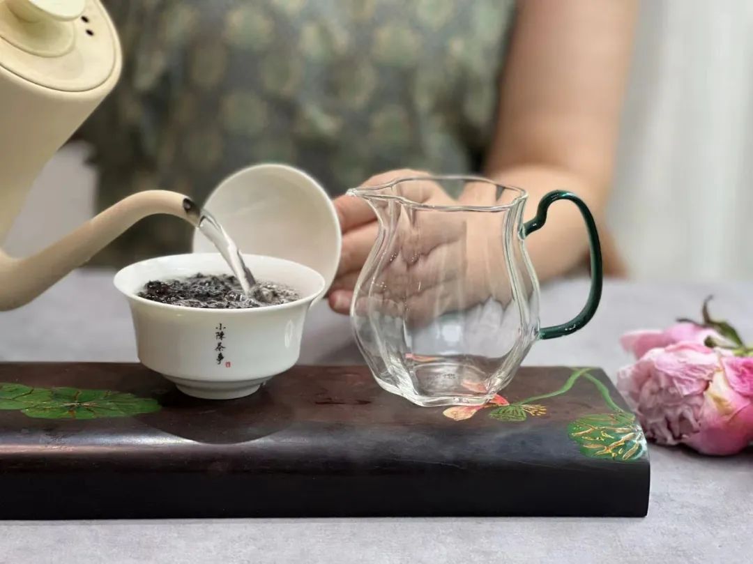 白茶茶饼为什么压得那么松,白茶压饼和散茶有什么区别