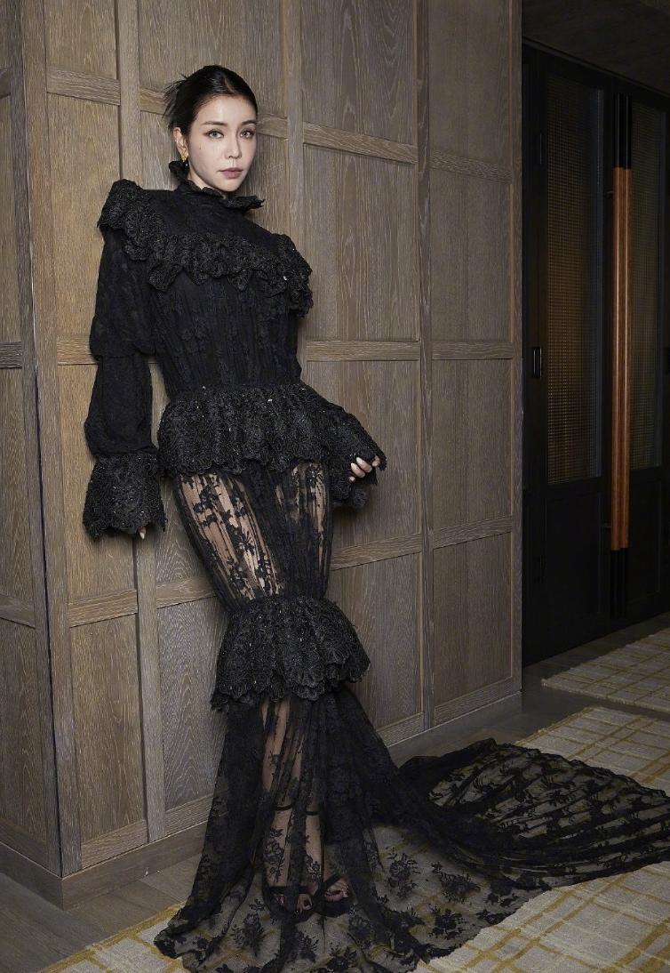 黑丝、抱胸、裸身，娱乐圈没被扒出的“*裤底**”，全在时尚周暴露了