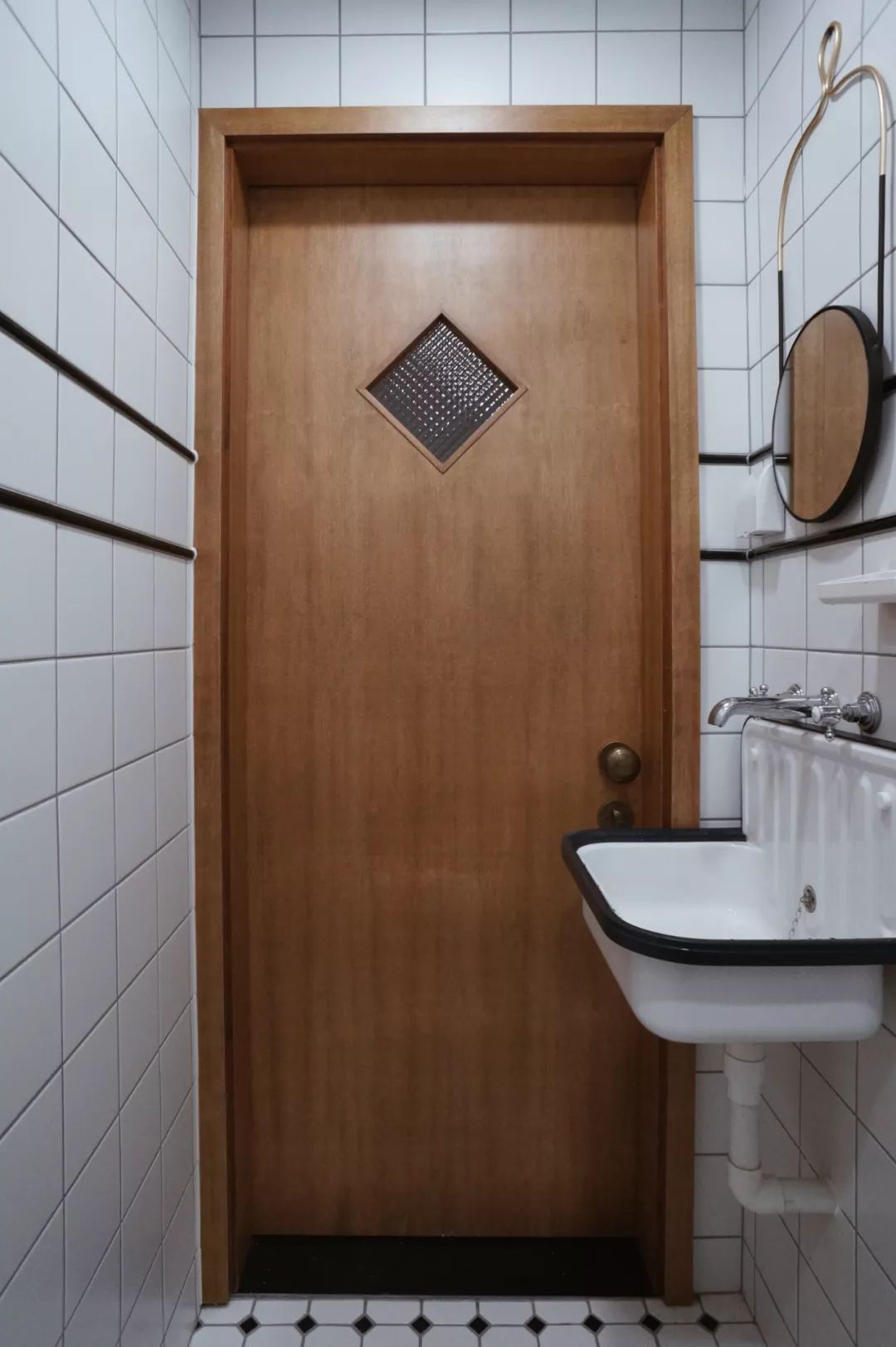 她买下32㎡老旧学区房，为女儿打造小桃园，还有20㎡超舒适大庭院