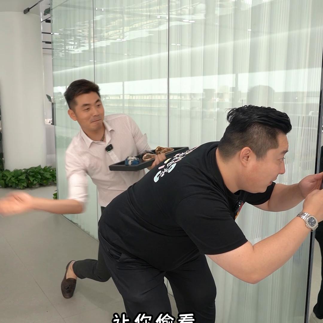 又和大G姐见面了，这也太巧了吧，不过美女这个酒是把...