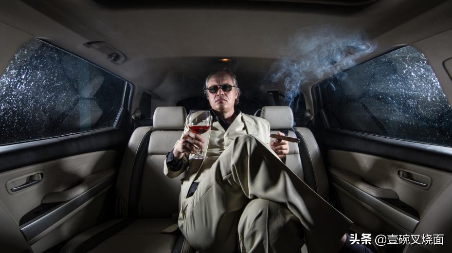 顶级富豪的黑卡,富豪的黑卡到底有多牛