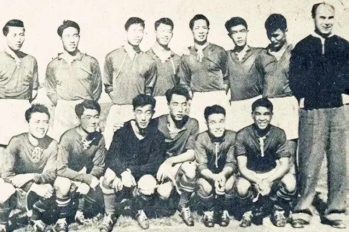 1964年国足遭遇惨败，贺龙直接下令解散，全送到部队接受军事训练