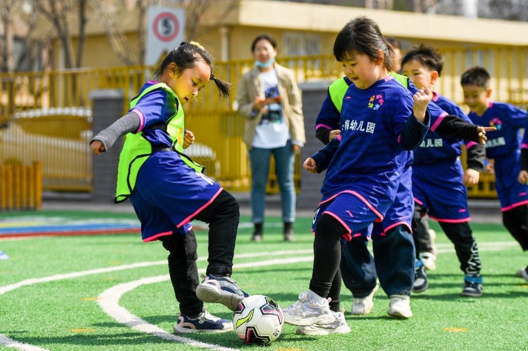 天津小孩儿踢足球,东丽湖小孩踢足球