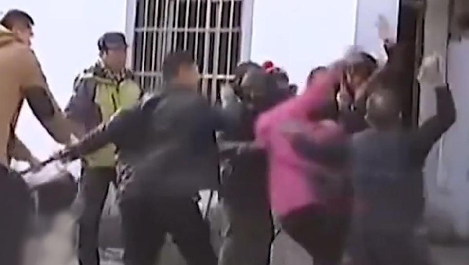 加装电梯发生的事,加装电梯就是一场闹剧