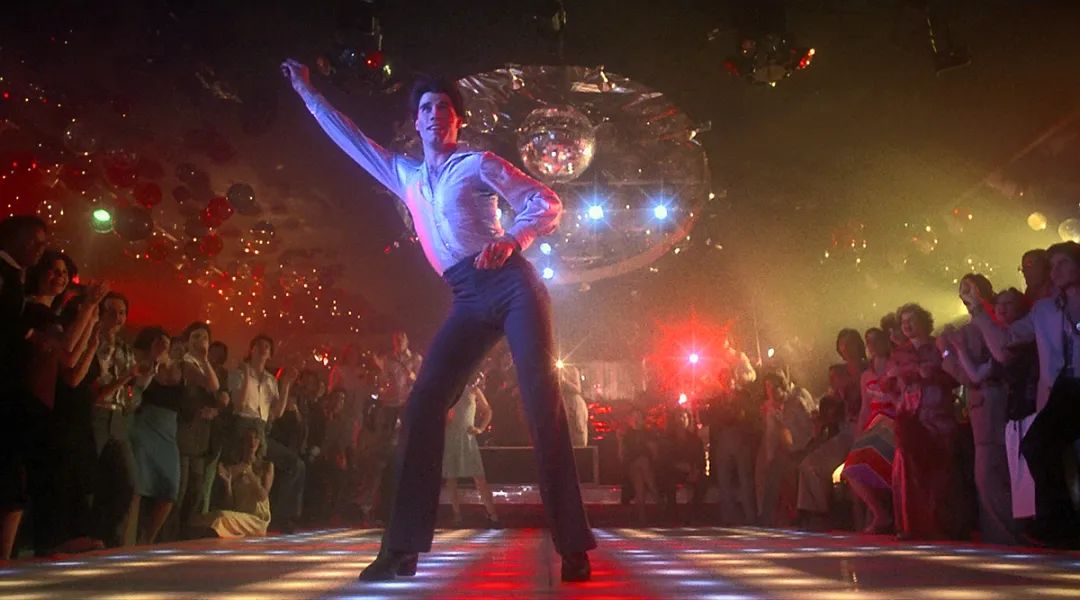 都市失意年轻人，开始排队去商场过夜