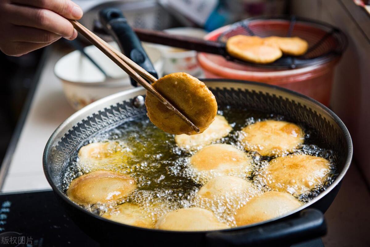 身体有湿热一动就出汗吃些什么药,湿热上半身出汗是怎么回事