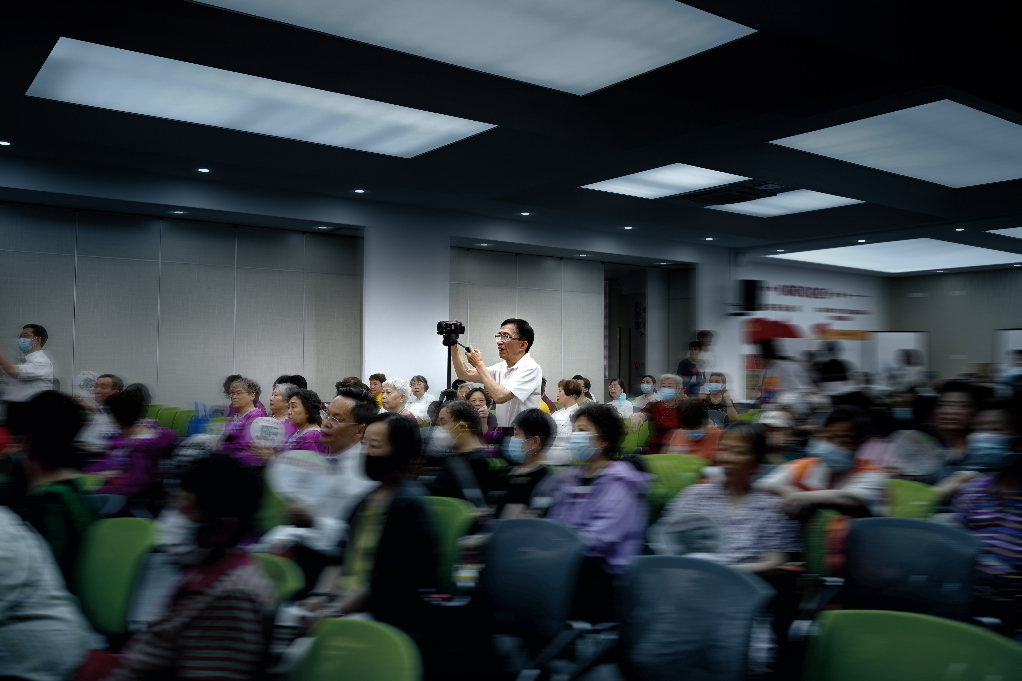 上海的老年人补贴在什么卡领取,上海的老年人相亲公园在哪