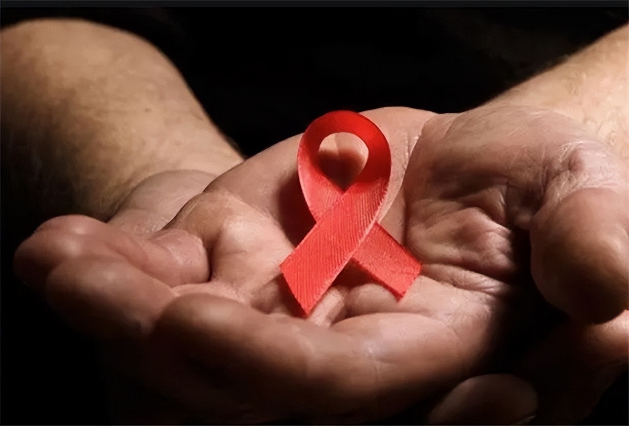 60岁，他大概是中国存活最久的艾滋病人，带着自己遗像活了十几年