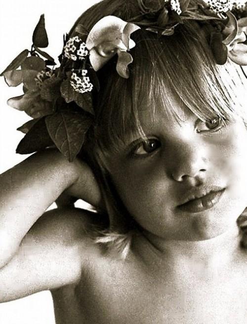 女子穿侵华日军服装摆拍新闻视频,女子身着日本侵华军装露脸