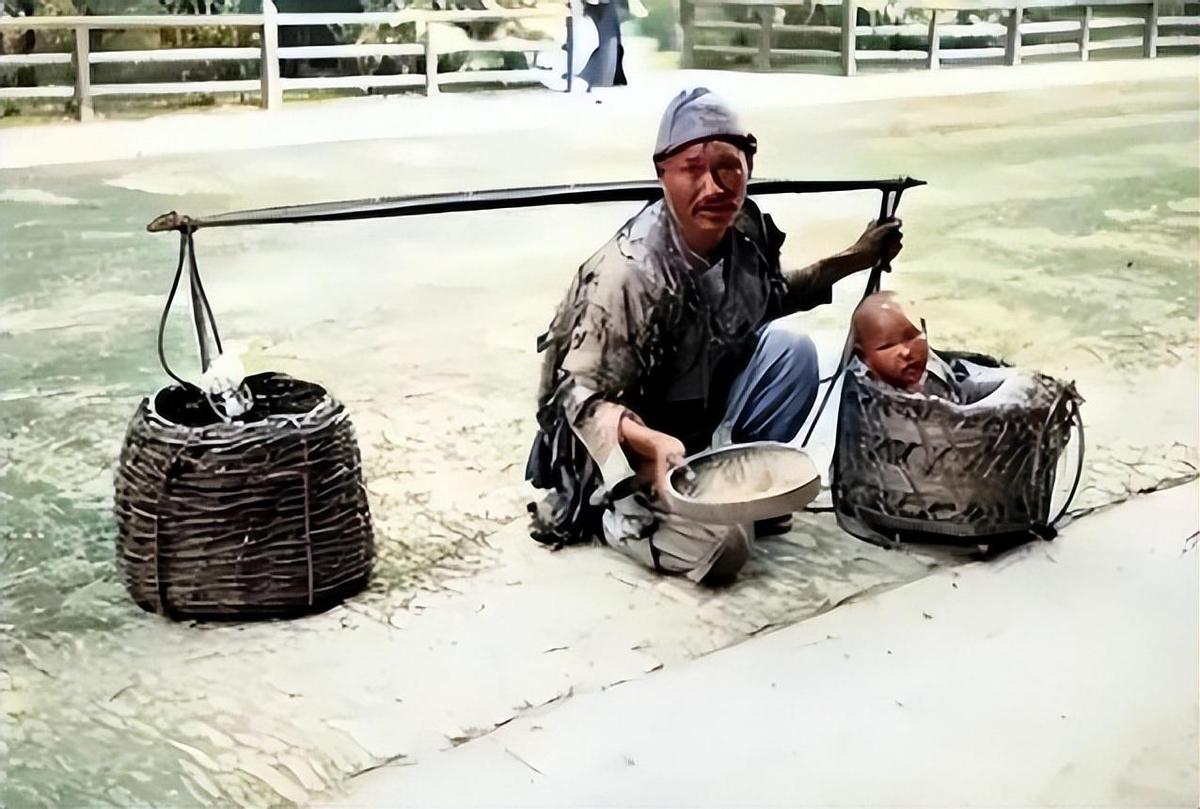 女子穿侵华日军服装摆拍新闻视频,女子身着日本侵华军装露脸