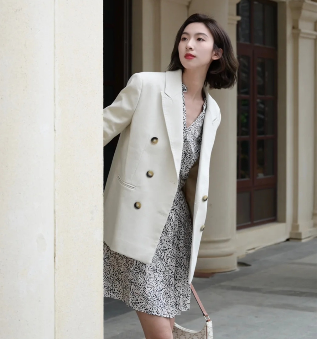 西装一套黑色怎么穿更有气质女,穿西装好看的女人日常穿什么好看