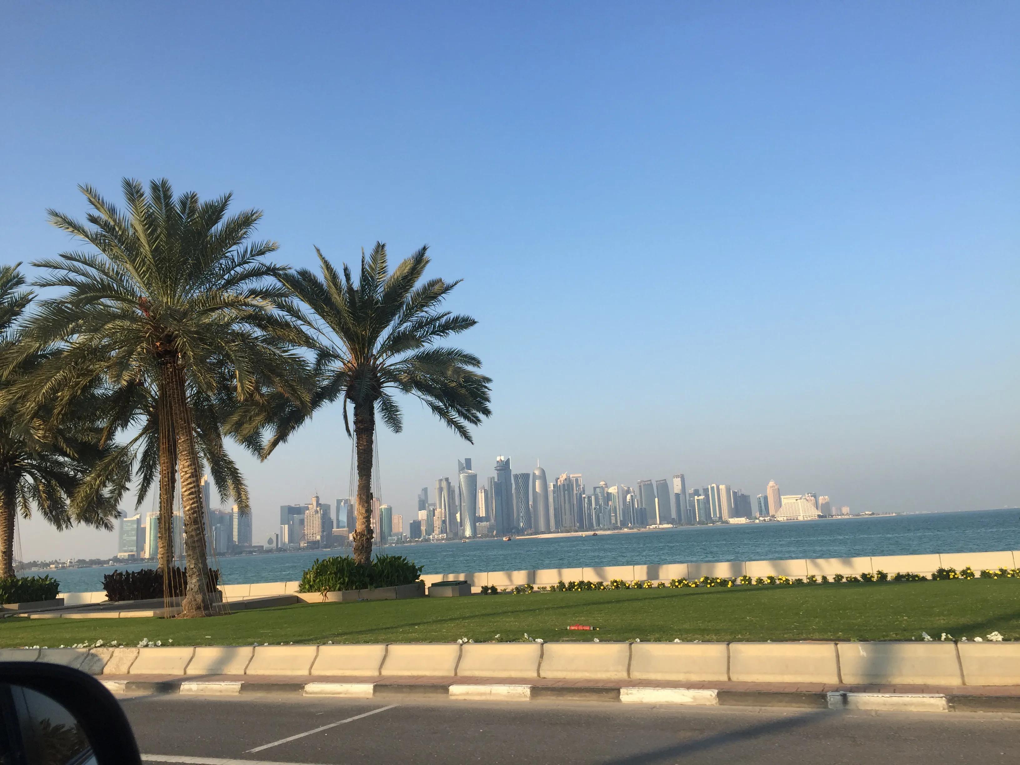 真实的卡塔尔长这样，一半沙漠一半海水