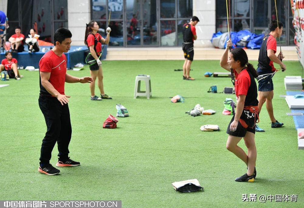 中国攀岩队钟齐鑫,攀岩世界冠军钟齐鑫简历