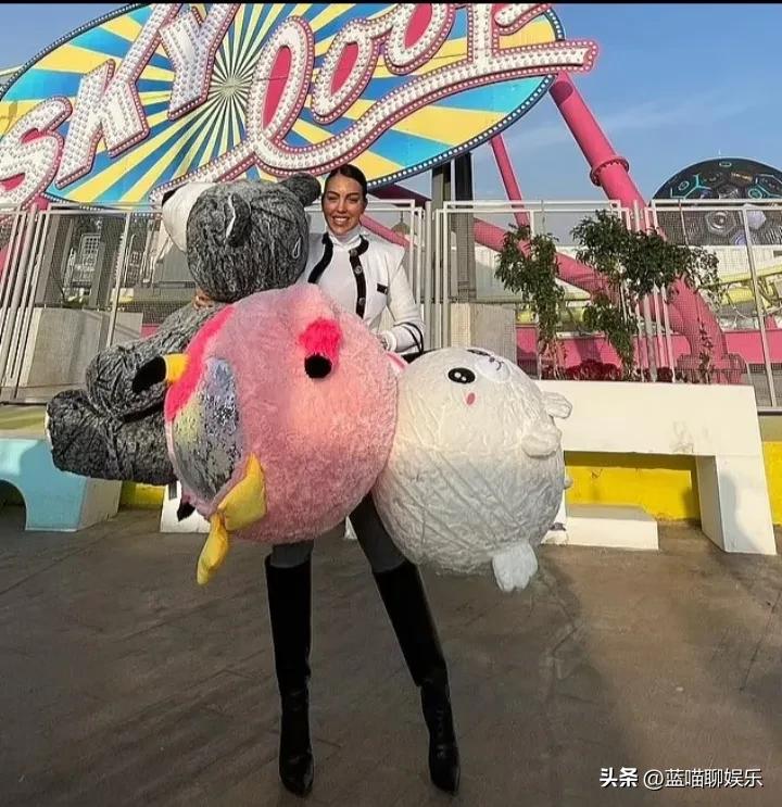 乔治娜身穿小香风外套和C罗在游乐场度过了愉快的一天，性感时髦