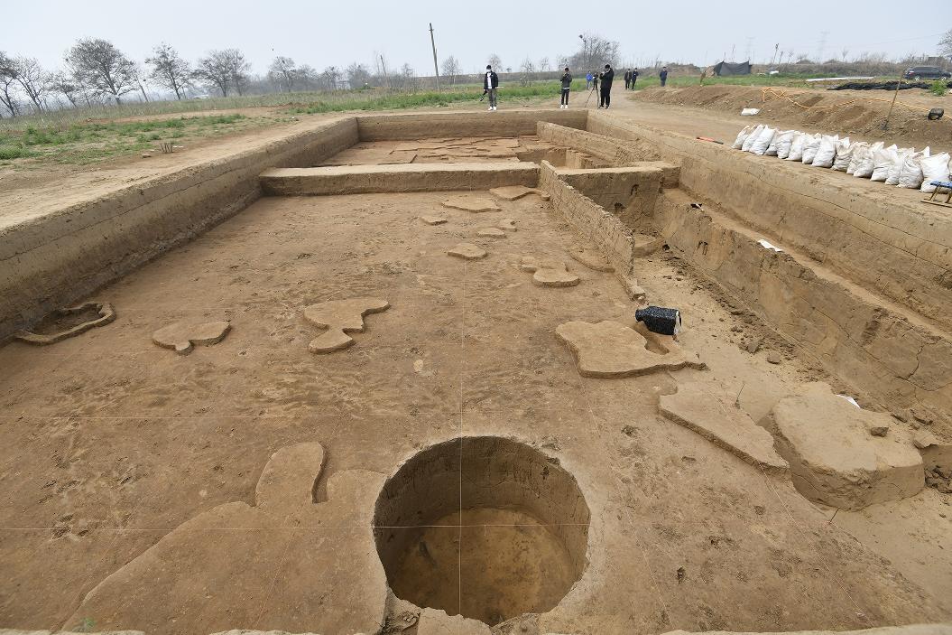 中国最古老的石磨盘,行走河南读懂中国甲骨文