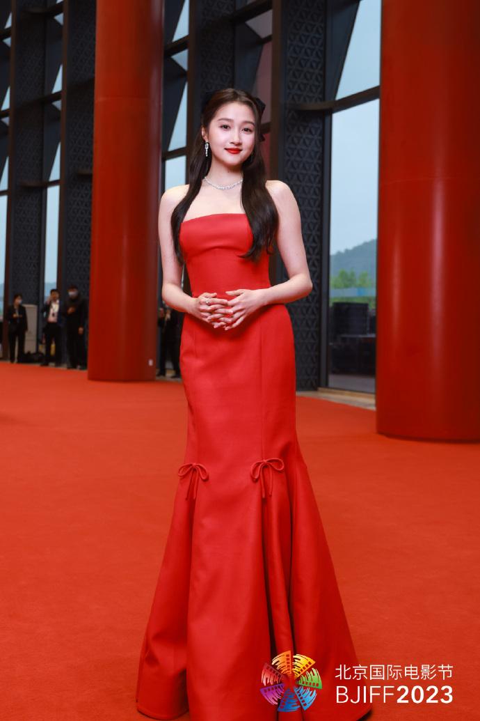 张颂文泪目北影节,北影节开幕式红毯张颂文害羞笑