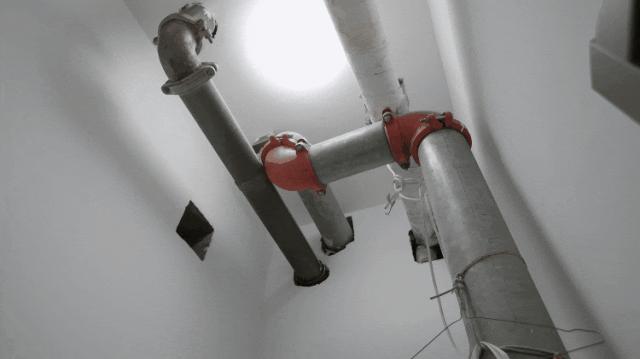 57岁北漂女工，在女厕3㎡管道间里画画：这里安放我的灵魂