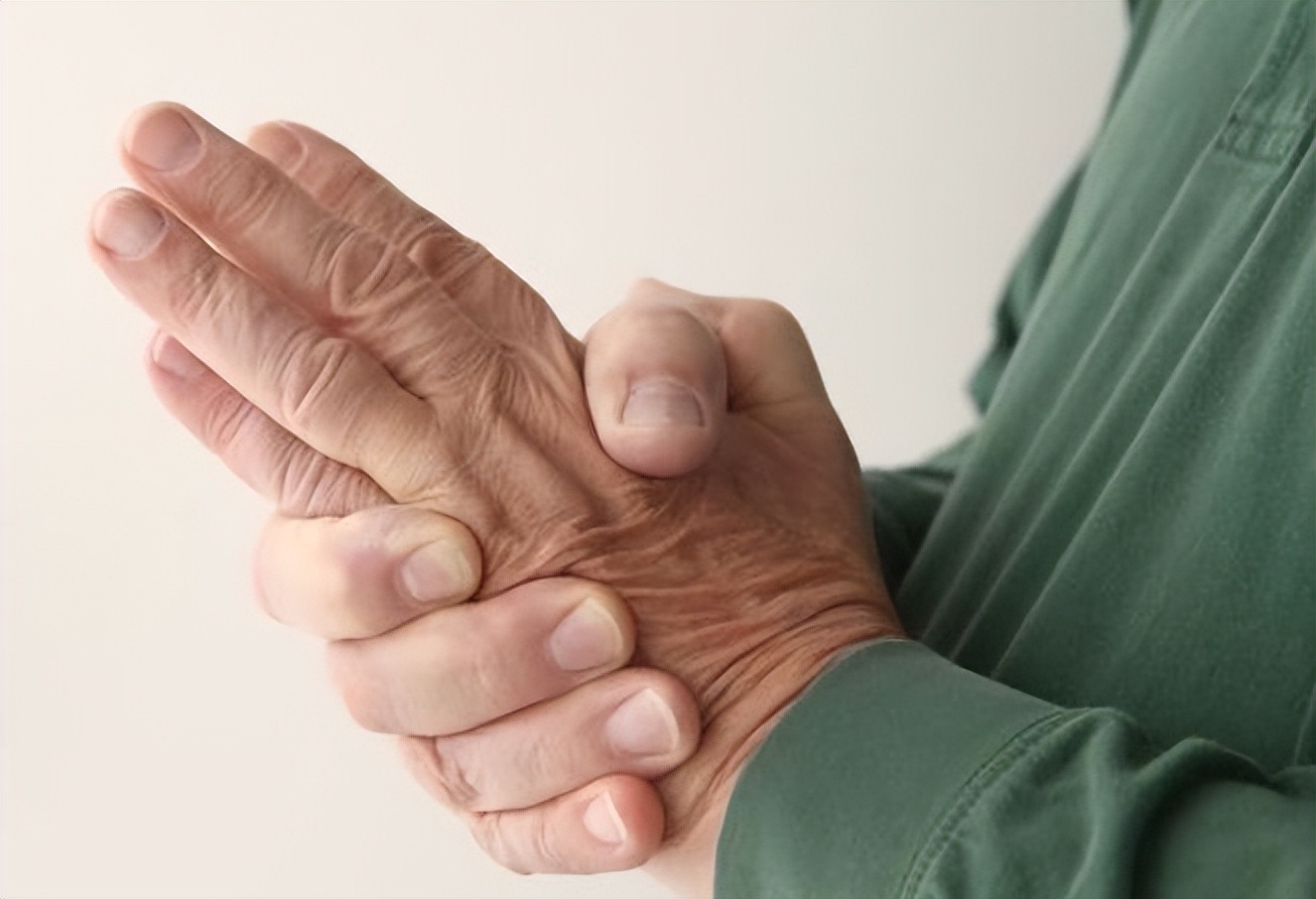 年轻人手抖是什么原因怎么治疗,手抖是什么原因年轻人